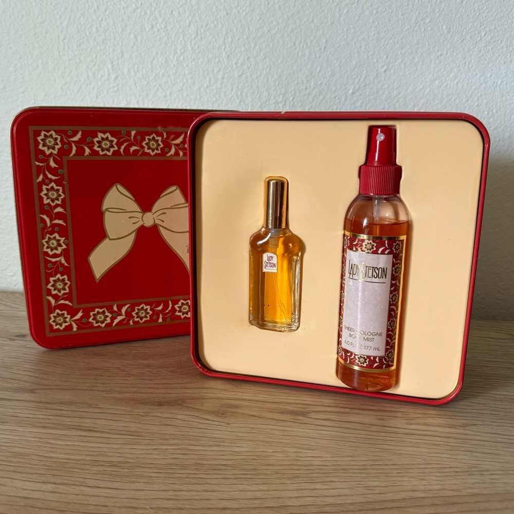 Coty Lady Stetson Perfume & Sheer Cologne‎ Body Mist Red and Gold Gift Tin Set